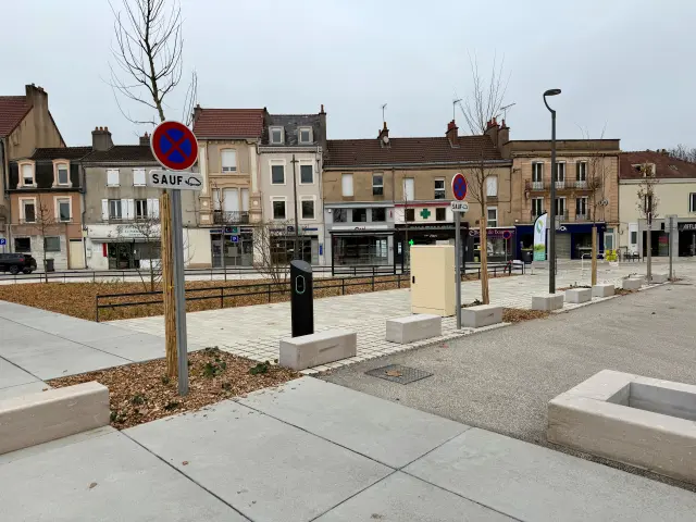 Borne de recharge VE Place Schneider, Le Creusot.