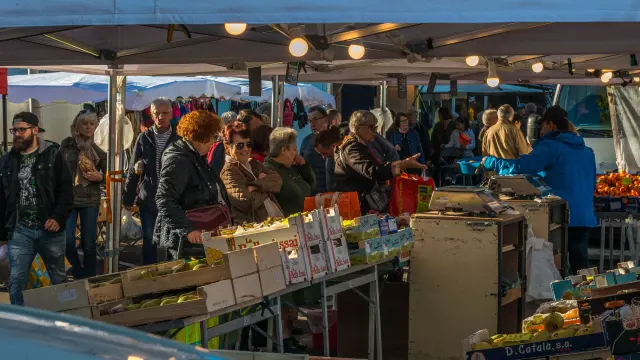 Le marché du samedi matin à Montceau-les-Mines.