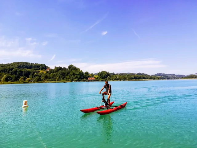 Activité insolite sur le lac : testez le vélo nautique en pleine nature