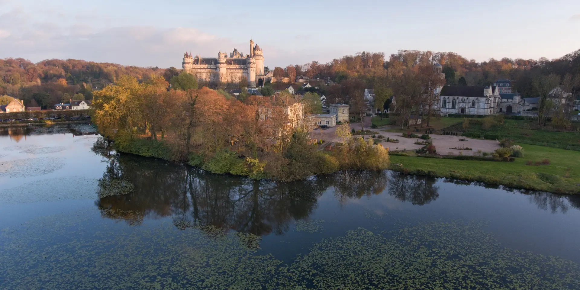 Pierrefonds_Vue aérienne sur l'étang et le château©CRTC Hauts-de-France_Nicolas Bryant