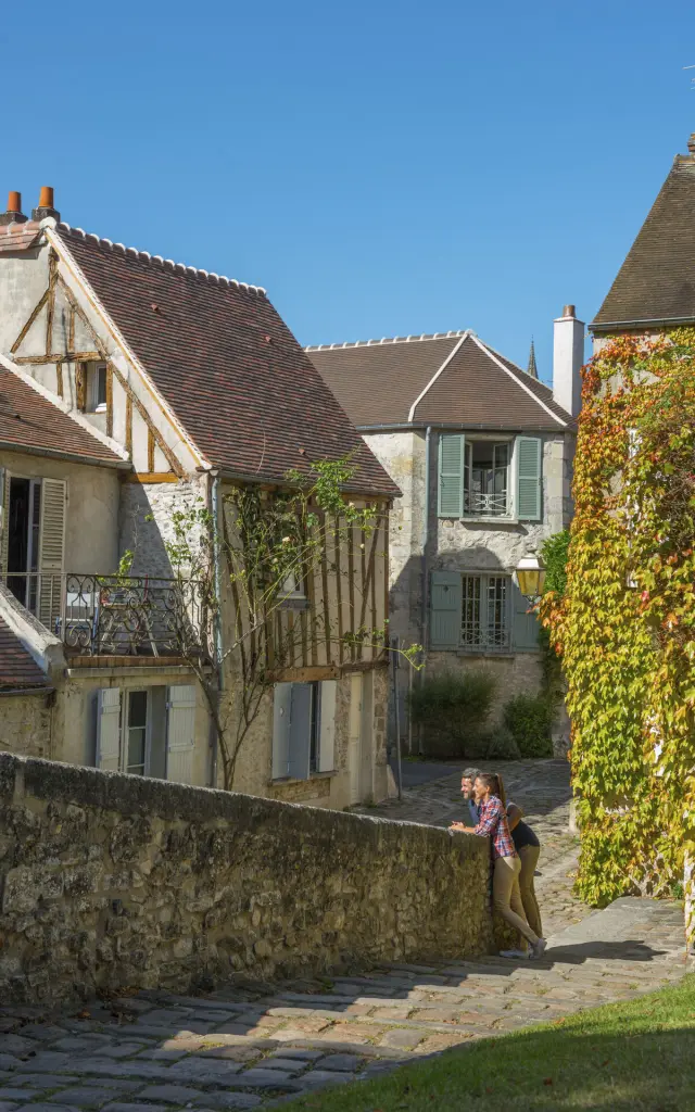 Zwei Spaziergänger in den Gassen der Altstadt von Senlis, Copyright: CRTC Hauts-de-France - Xavier Renoux
