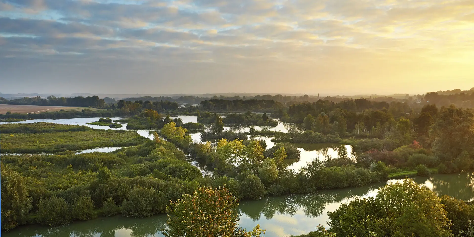 Frise, Haute-Somme, Randonnée dans les étangs de la Vallée de la Haute Somme ©CRTC Hauts-de-France- Guillaume Crochez