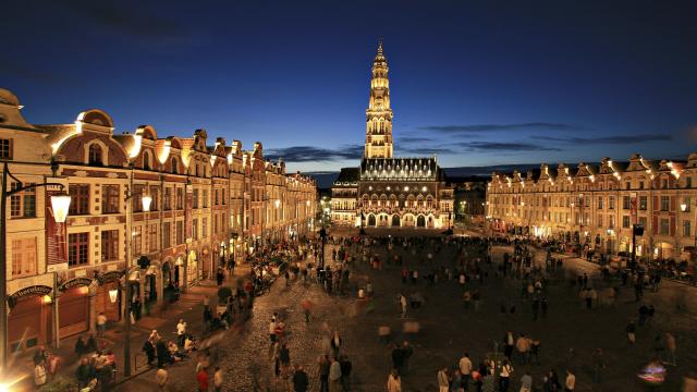 Arras _ Place des Héros _ Beffroi de l'Hôtel de Ville _ éclairage nocturne © CRTC Hauts-de-France – AS Flament