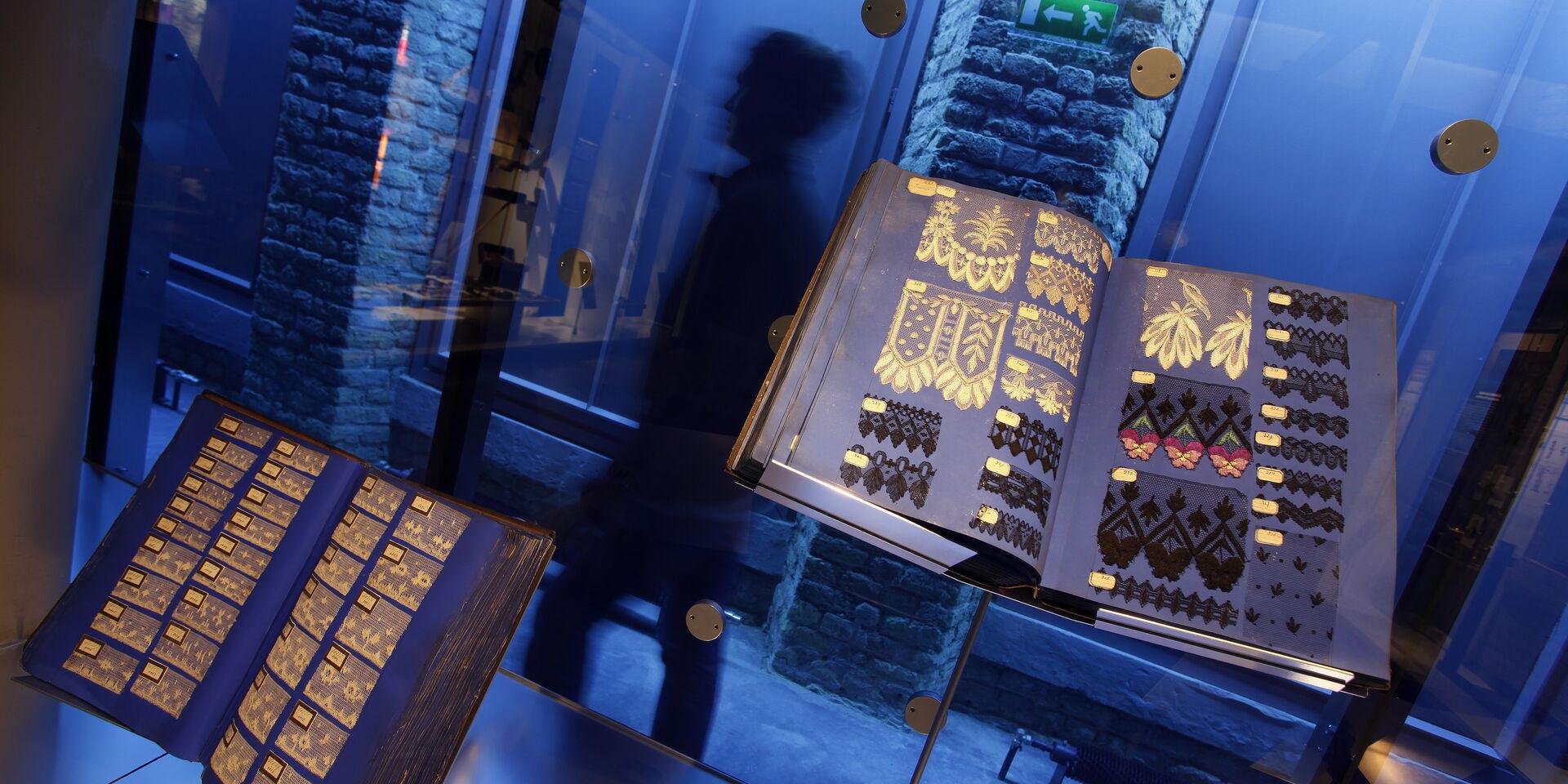 Bücher mit Spitzenmuster im Mode- und Spitzenmuseum von Calais, Nordfrankreich. Copyright: CRTC Hauts De France - As Flament