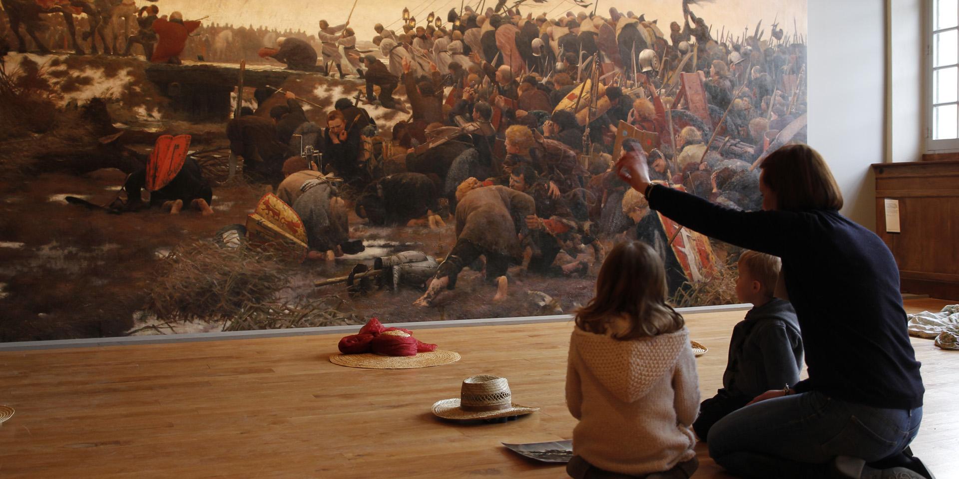 Personen vor Gemälde in der Salle Tattegrain im Museum Flanderns in Cassel, Nordfrankreich. Copyright: Musée de Flandre - Adrien François