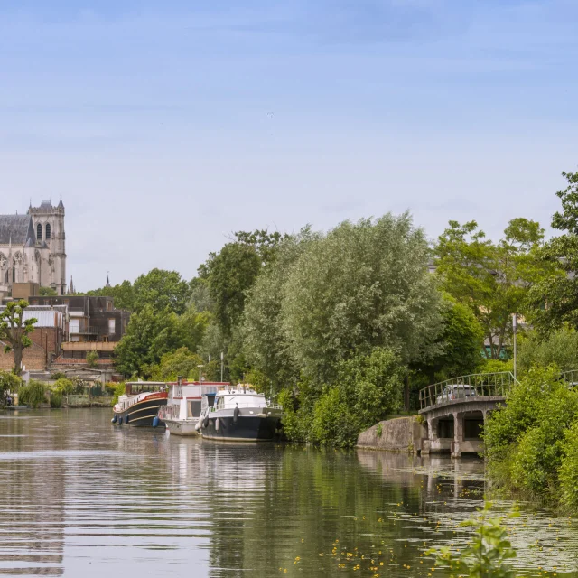 La cathédrale d'Amiens vue depuis le chemin de halage le long de la Somme.  Saison : Printemps - Lieu : Amiens, Somme, Picardie, Hauts-de-France, France