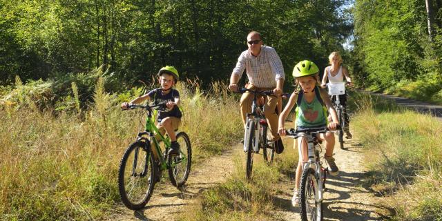 Saint-Jean-aux-Bois _ Balade à vélo en famille en forêt de Compiègne © CRTC Hauts-de-France - Hervé Hughes