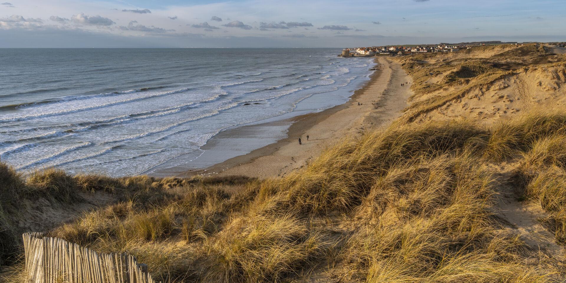 Les dunes de la Slack près d'Ambleteuse (Côte d'Opale, Grand Site des deux Caps) - Vue sur Ambleteuse et son fort Vauban. Saison : Hiver - Lieu : Ambleteuse, Côte d'Opale, Site des deux caps, Pas-de-Calais, Hauts-de-France, France - The dunes of the Slack near Ambleteuse (Opal Coast, Great Site of the two Caps) - View of Ambleteuse and its Vauban fort. Season: Winter - Place: Ambleteuse, Opal Coast, Site of the two caps, Pas-de-Calais, Hauts-de-France, France