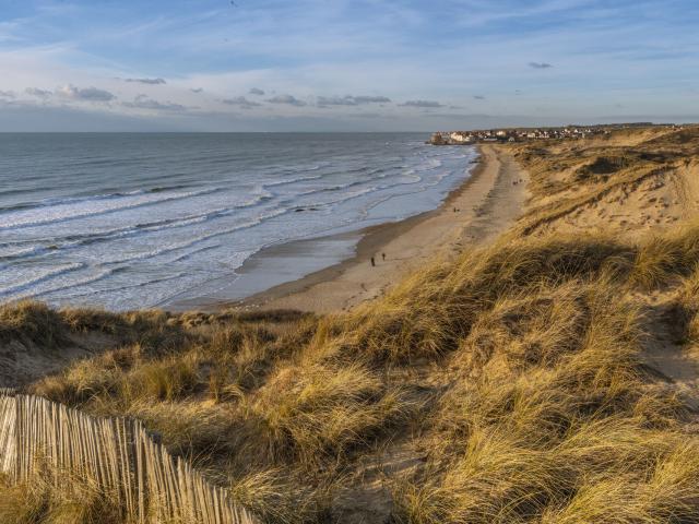 Les dunes de la Slack près d'Ambleteuse (Côte d'Opale, Grand Site des deux Caps) - Vue sur Ambleteuse  et son fort Vauban. Saison : Hiver - Lieu : Ambleteuse, Côte d'Opale, Site des deux caps, Pas-de-Calais, Hauts-de-France, France - The dunes of the Slack near Ambleteuse (Opal Coast, Great Site of the two Caps) - View of Ambleteuse and its Vauban fort. Season: Winter - Place: Ambleteuse, Opal Coast, Site of the two caps, Pas-de-Calais, Hauts-de-France, France