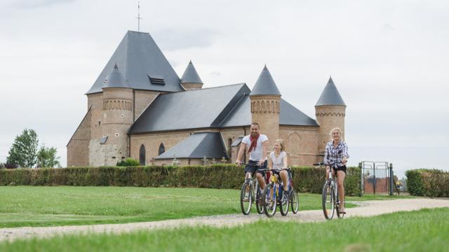 Noordfrankrijk_Flavigny-le-Grand _ Eglise fortifiée et voie verte © Hauts-de-France Tourisme_Teddy Henin