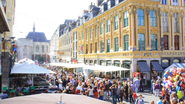 Noordfrankrijk_Lille_La grande braderie vue depuis les marches de la Voix du Nord sur la Grand Place © Office de Tourisme de Lille_Olivier Duhamel
