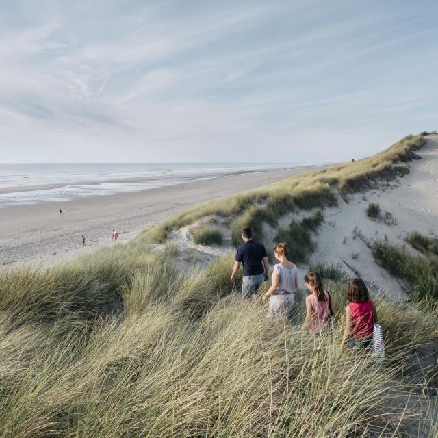 Gruppe spaziert durch die Dünen in Quend-Plage, Nordfrankreich. Copyright: CRTC Hauts-de-France - Teddy Henin