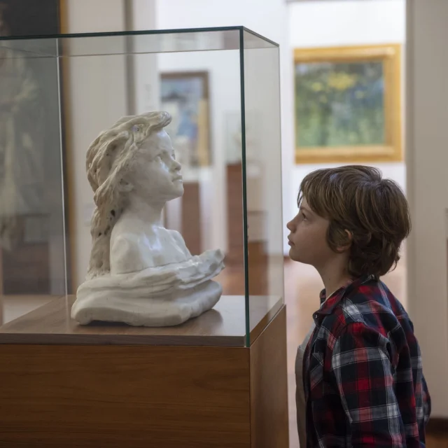 Noordfrankrijk_Roubaix_Musée Piscine_Enfant Seul regardant un buste © Hauts-de-France Tourisme_Benjamin Teissedre