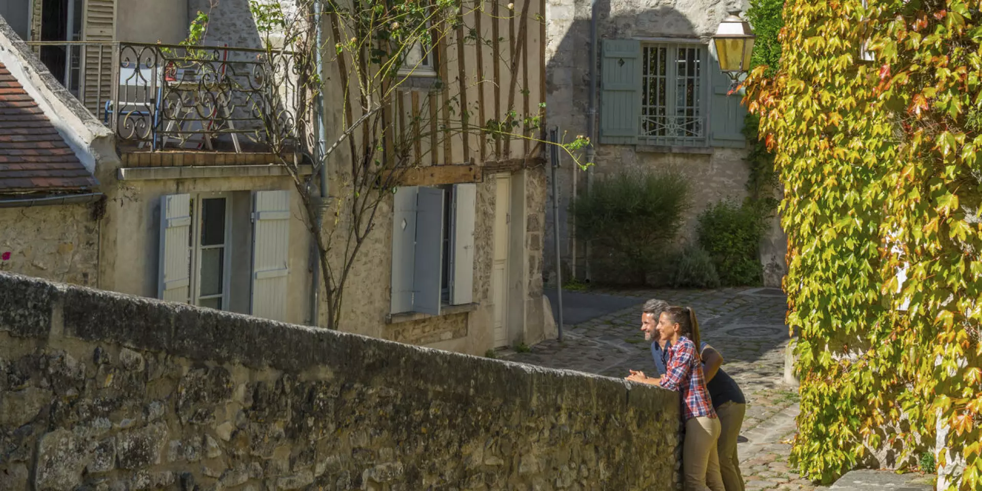 Zwei Spaziergänger in den Gassen der Altstadt von Senlis, Copyright: CRTC Hauts-de-France - Xavier Renoux