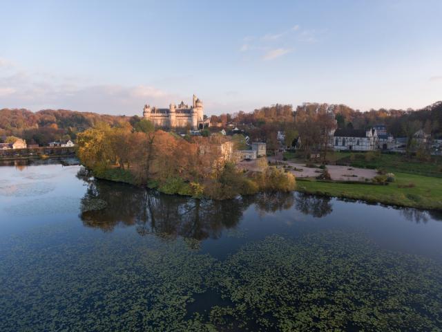 Pierrefonds_Vue aérienne sur l'étang et le château©CRTC Hauts-de-France_Nicolas Bryant