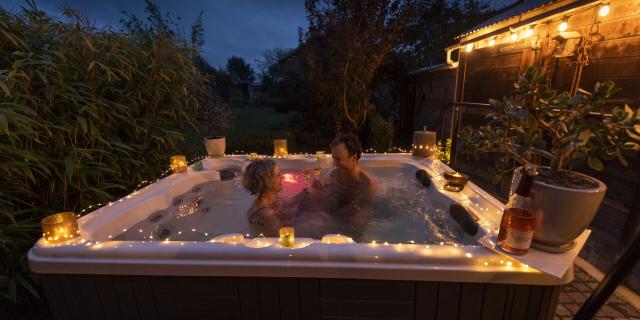 Mérignies_La Parenthèse Florale_Couple dans le Jacuzzi©CRTC Hauts-de-France – Benjamin TEISSEDRE