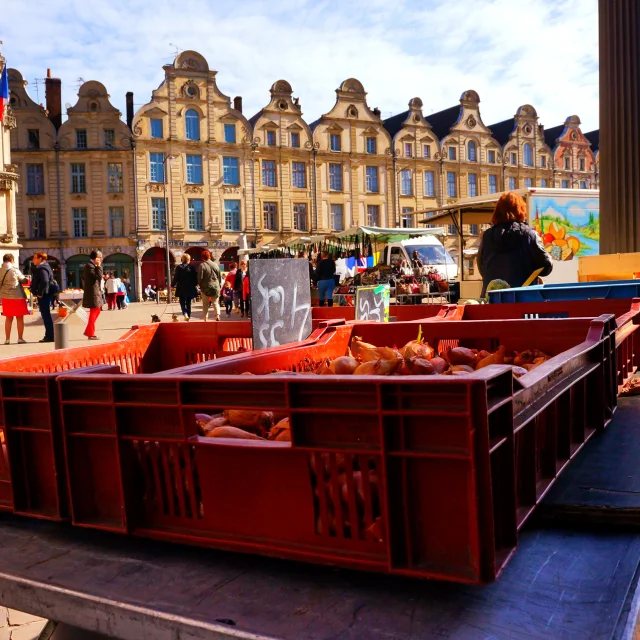 Northern France _ Arras_ Market - Place des Héros ©CRTC Hauts-de-France - Charles DUBUS