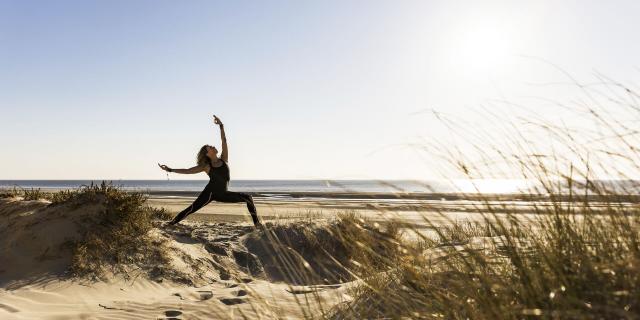 Fort Mahon_Yoga dans les dunes 1 ©CRTC Hauts-de-France _ Teddy Hénin