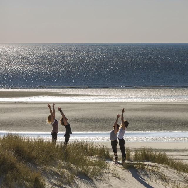 Fort Mahon_Yoga dans les dunes 2 ©CRTC Hauts-de-France _ Teddy Hénin