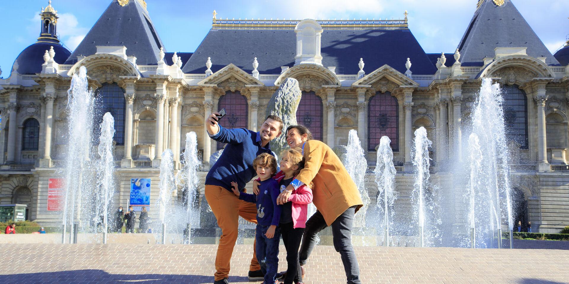 Noordfrankrijk_Lille_Palais des Beaux-Arts_Famille prenant un selfie © Hauts-de-France Tourisme_Anne-Sophie Flament