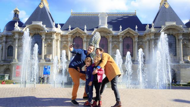Noordfrankrijk_Lille_Palais des Beaux-Arts_Famille prenant un selfie © Hauts-de-France Tourisme_Anne-Sophie Flament