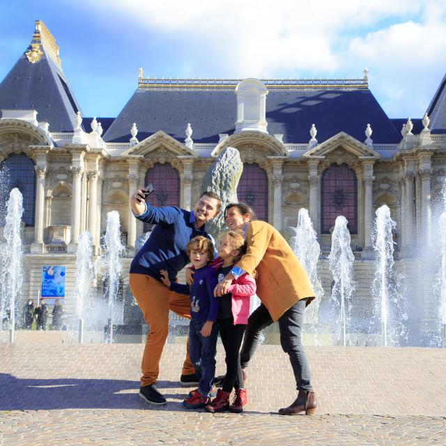 Noordfrankrijk_Lille_Palais des Beaux-Arts_Famille prenant un selfie © Hauts-de-France Tourisme_Anne-Sophie Flament