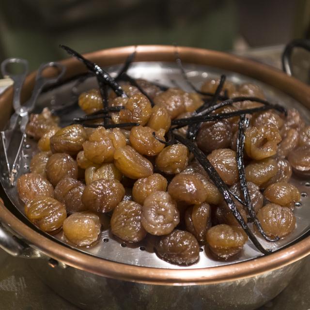 Marrons glacés sur marché de Noël en Hauts-de-France©CRTC Hauts-de-France - Stéphane BOUILLAND