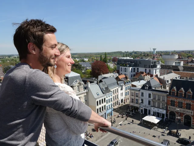Béthune - couple au sommet du beffroi de Béthune ©OT Bethune Bruay 2