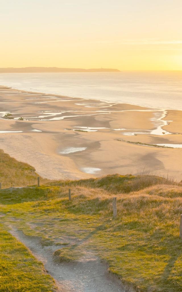 Le cap Blanc-Nez et la promenade vers la baie de Wissant en fin de journée_credit CRT Hauts-de-France _Stéphane BOUILLAND