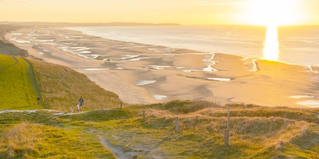 Le cap Blanc-Nez et la promenade vers la baie de Wissant en fin de journée_credit CRT Hauts-de-France _Stéphane BOUILLAND
