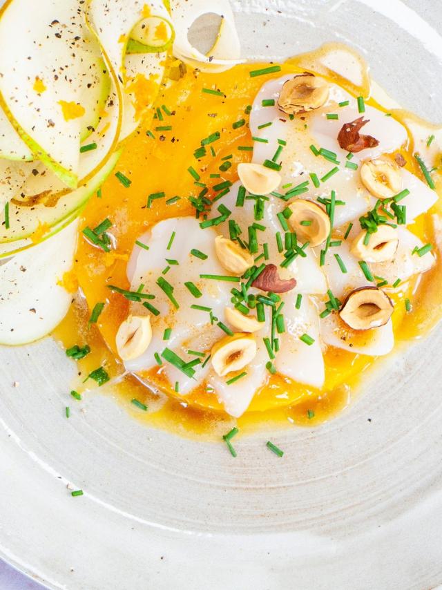 Le Carpaccio De Noix De Saint Jacques De Boulogne, Purée De Courge, Poire Citronnée Et Beurre Noisette Aux Agrumes ©Sublimeurs