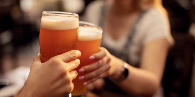 Couple-trinquant-biere-©Drazen Zigic-Freepik