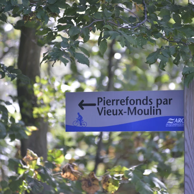 Forêt de Compiègne panneau de piste cyclable © Hauts de France Tourisme Nicolas Bryant