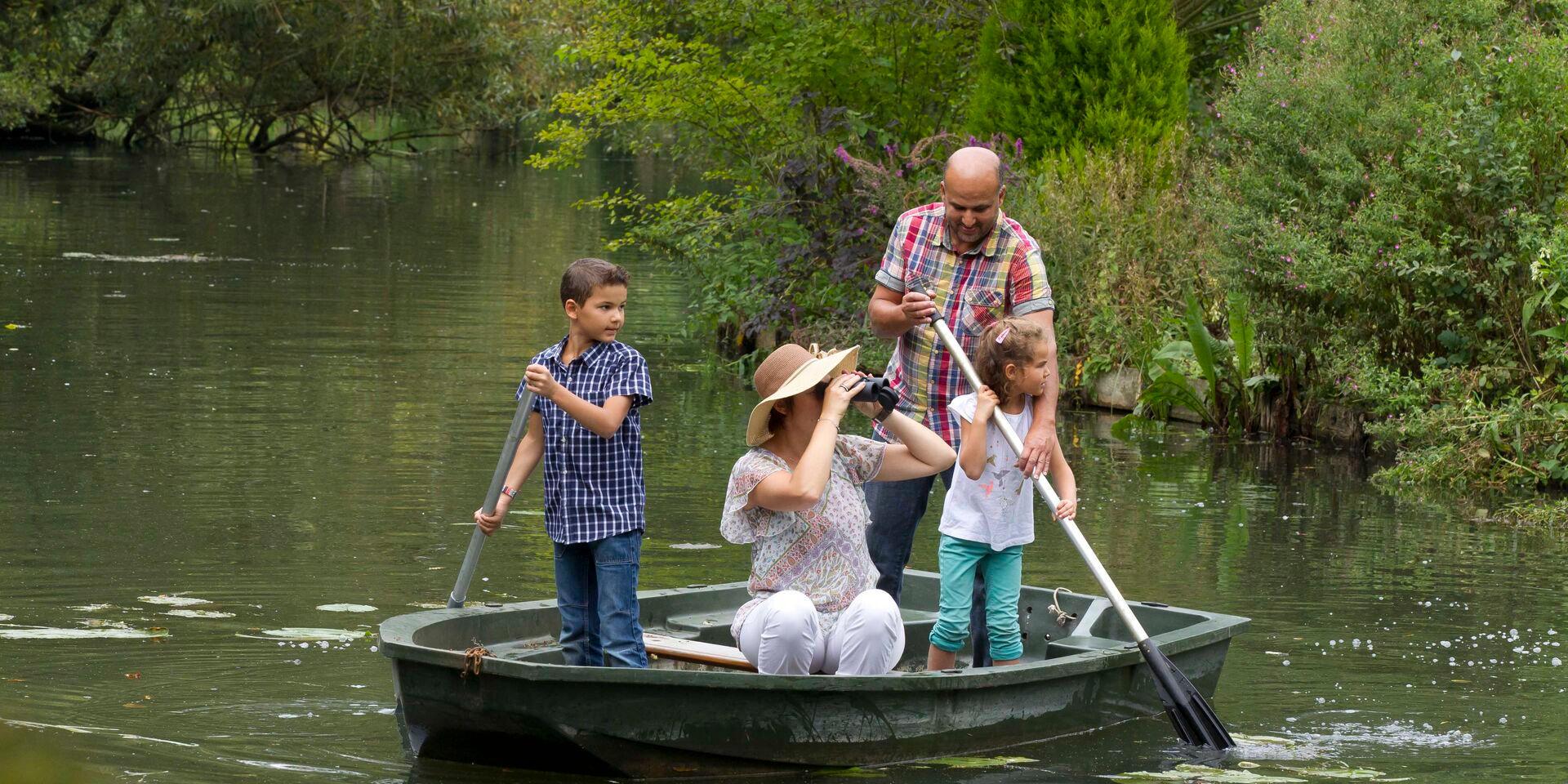 Noordfrankrijk_Somme_Amiens_Famille en barque © Hauts-de-France Tourisme_Anne-Sophie Flament