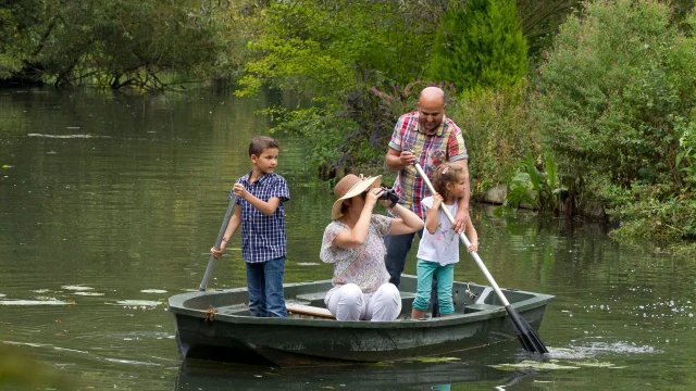 Noordfrankrijk_Somme_Amiens_Famille en barque © Hauts-de-France Tourisme_Anne-Sophie Flament