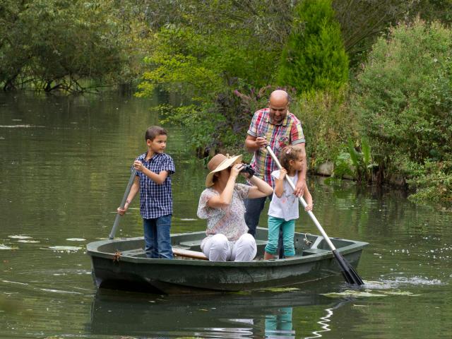 Noordfrankrijk_Somme_Amiens_Famille en barque © Hauts-de-France Tourisme_Anne-Sophie Flament