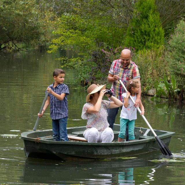Noordfrankrijk_Somme_Amiens_Famille en barque © Hauts-de-France Tourisme_Anne-Sophie Flament