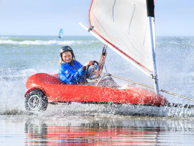 Noordfrankrijk _ Wimereux _ Club nautique de Wimereux _ Julie Lepretre monitrice de char a voile en action © Hauts-de-France Tourisme _ Anne-Sophie Flament