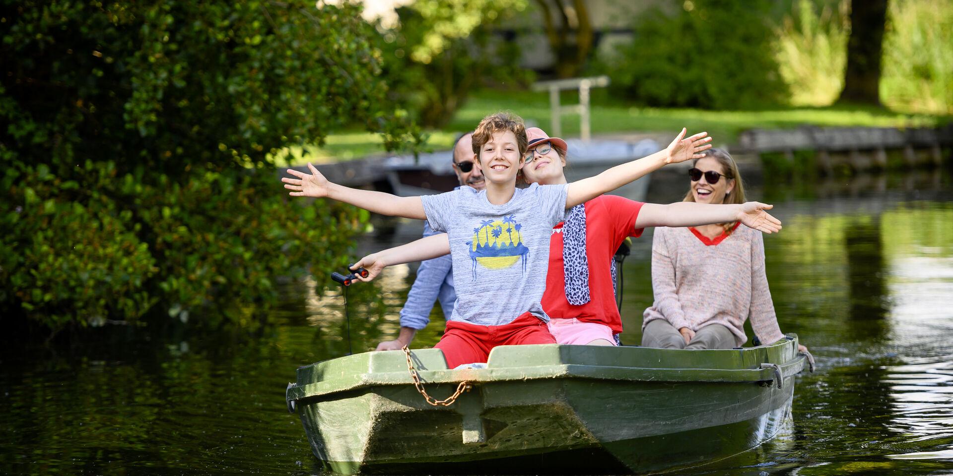 Noordfrankrijk,_Saint-Omer_Promenade en barque sur le marais audomarois © Hauts-de-France Tourisme_Vincent Colin