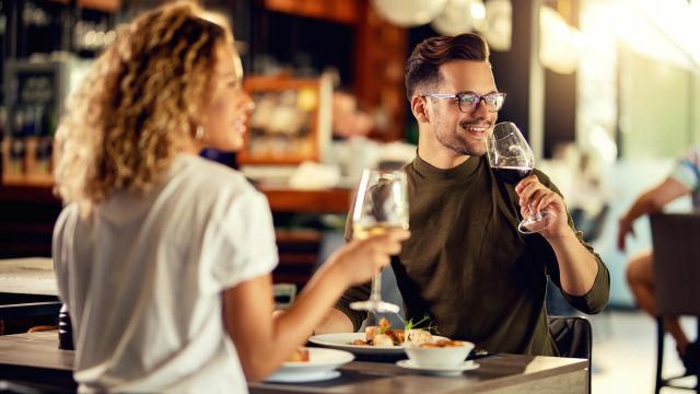 Heureux Couple Buvant Du Vin Tout Dejeunant Dans Restaurant © Drazen Zigic Freepik