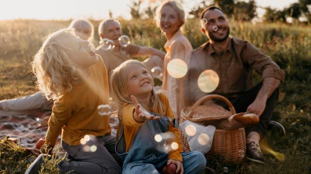 Famille en extérieur © Freepik