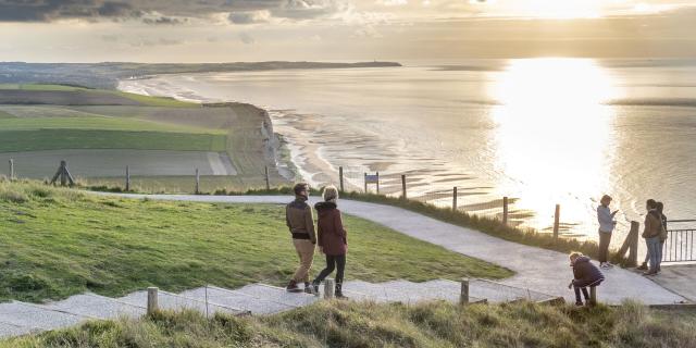 Le Cap Blanc Nez Famille En Promenade Au Crepuscule Hauts De France Tourisme Nicolas Bryant