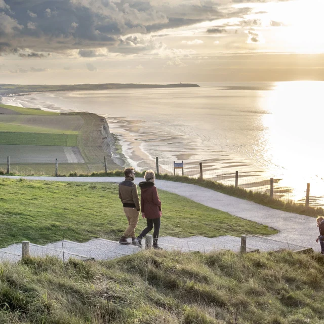 Le Cap Blanc Nez Famille En Promenade Au Crepuscule Hauts De France Tourisme Nicolas Bryant