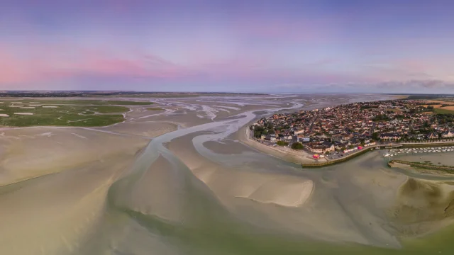 Baie de Somme_ Le Crotoy - Vue aérienne. © CRTC Hauts-de-France - Stéphane BOUILLAND