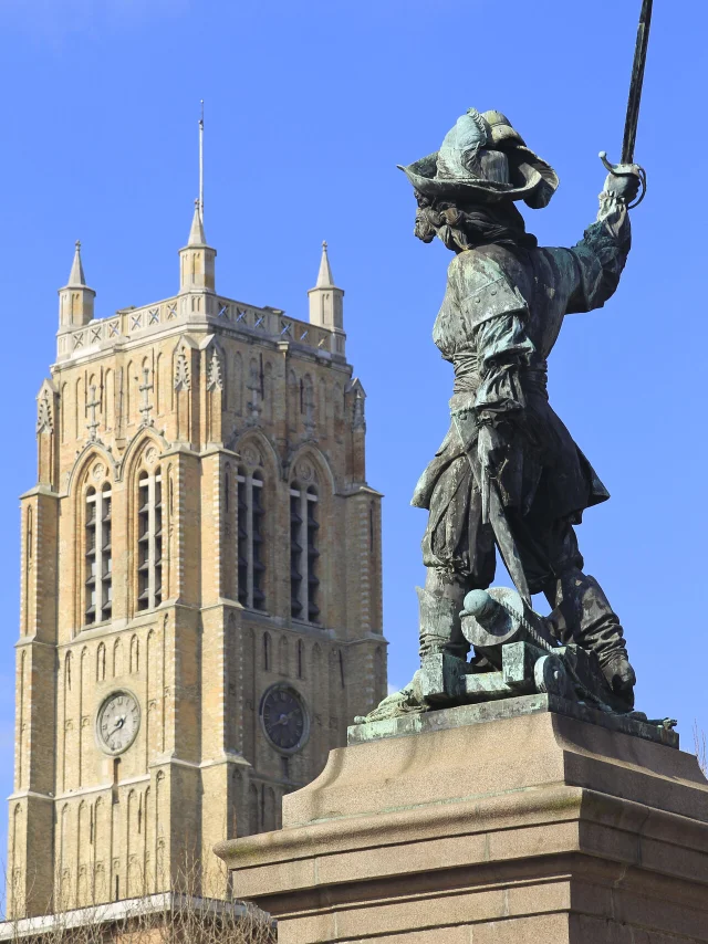 Dunkerque. Place Jean-Bart, statue de Jean-Bart, avec le beffroi Saint-Eloi en  arriere plan.