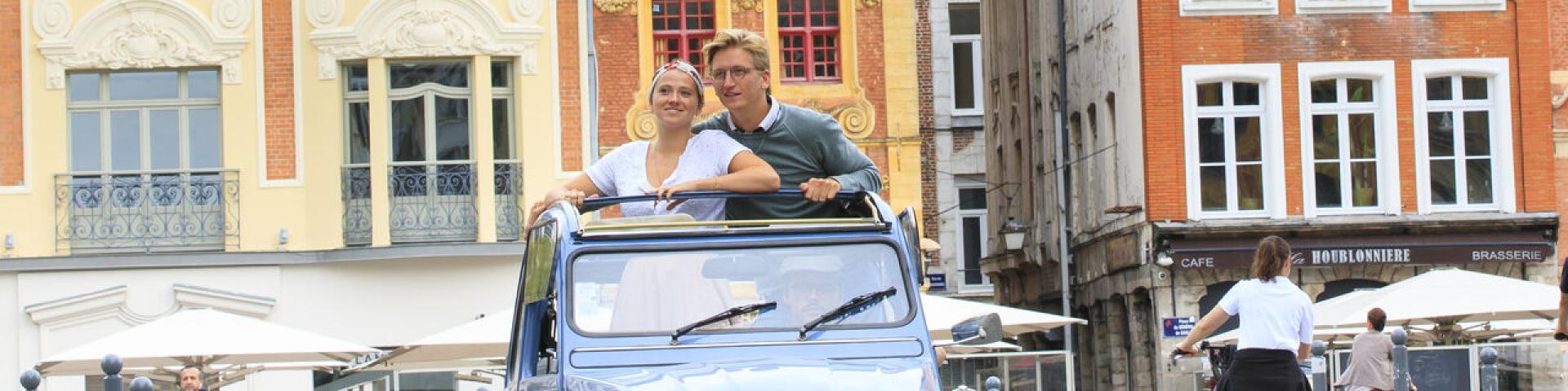 Tradi balade, découverte de Lille en voiture 2 CV avec chauffeur, Lille ©Hauts-de-France tourisme - Anne-Sophie Flamant