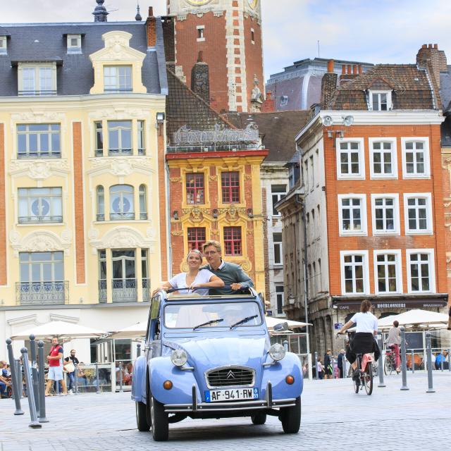 Tradi balade, découverte de Lille en voiture 2 CV avec chauffeur, Lille ©Hauts-de-France tourisme - Anne-Sophie Flamant
