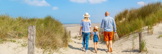 Merlimont Famille Descendant Le Chemin Dacces A La Plage