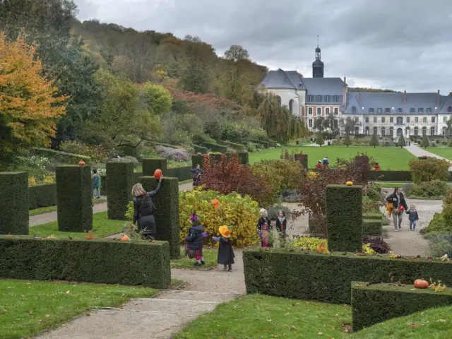 Enfants Dans Les Jardins De L Abbaye De Valloires Hauts De France Tourisme Nicolas Bryant