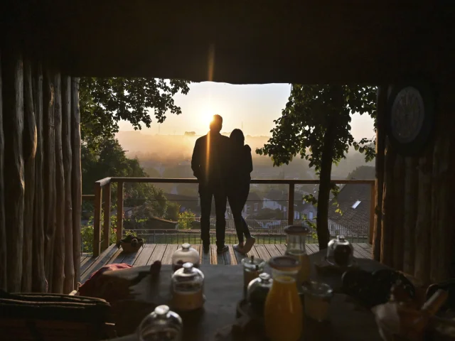 Cramoisy - Couple Au Coucher Du Soleil Sur La Terrasse Du Coeur De Lodge - © Hauts De France Tourisme Nicolas Bryant